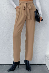 Gerade geschnittene Hose mit Gürtel und Taschen